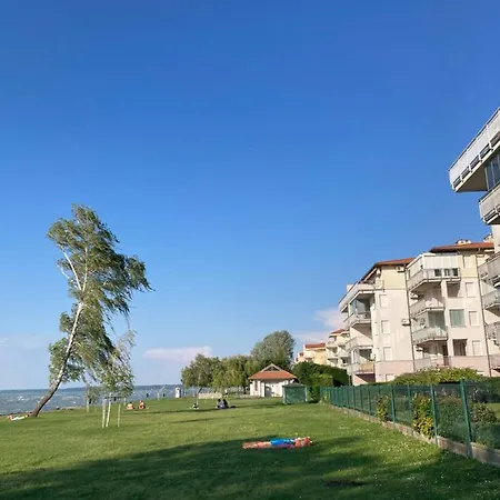 Summer Vibe - First Floor Apartment